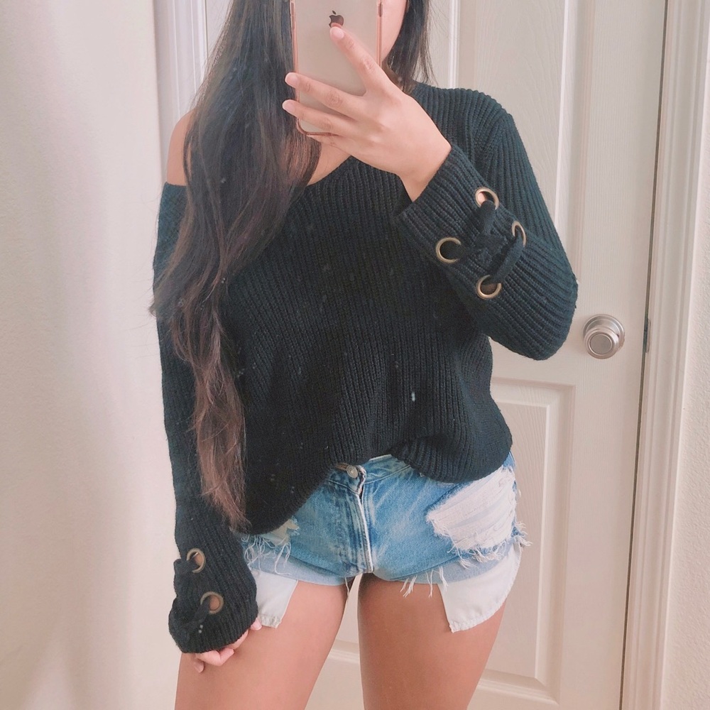 Cute black v-neck knit sweater - Picture 2 of 7